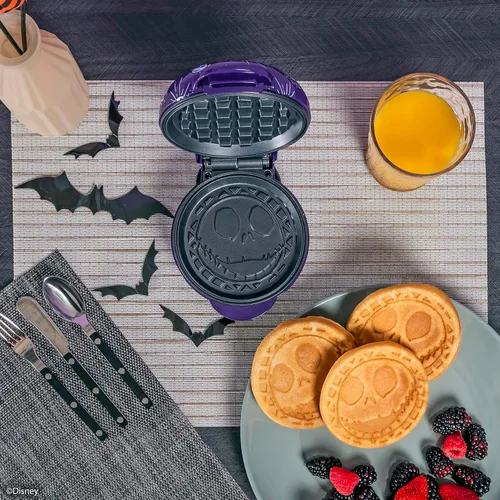 Vista 2 de Uncanny Brands Nightmare Before Christmas Jack Skellington Mini waflera - Pequeño aparato de cocina