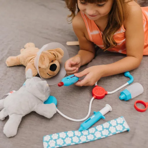 Vista 7 de Melissa & Doug Examine & Treat Pet Vet Play Set – Juego de veterinario para niños. El original