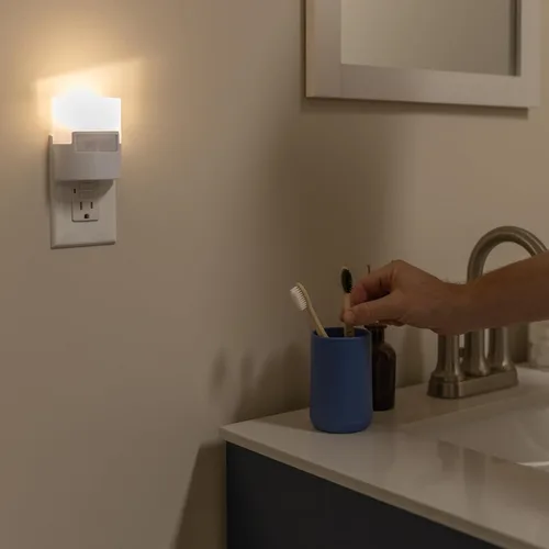 Vista 6 de GE - Luz nocturna LED con sensor de movimiento, enchufable a la pared, 40 lúmenes, blanco suave, certificada UL, eficiencia energética, luz nocturna
