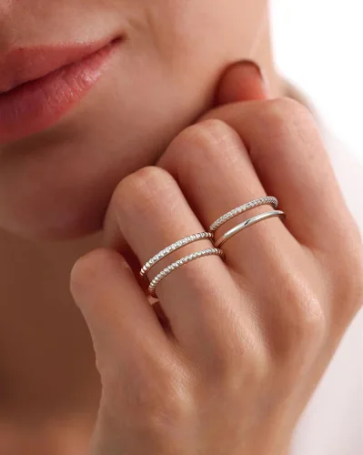 Vista 4 de Anillos apilables de oro y plata para mujer, no se deslustra, 0.051 in, juego de anillos de plata delgados chapados en oro de 14 quilates, delicado