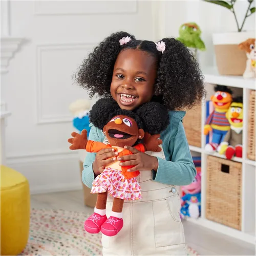Vista 6 de GUND Sesame Street - Peluche oficial de Gabrielle, muñeca de felpa prémium para edades de 1 año en adelante, 13 pulgadas