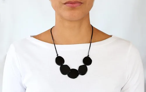 Vista 4 de Collar de tuerca de tagua en negro hecho a mano, comercio justo, ajustable, ligero por Florama Natural Jewelry