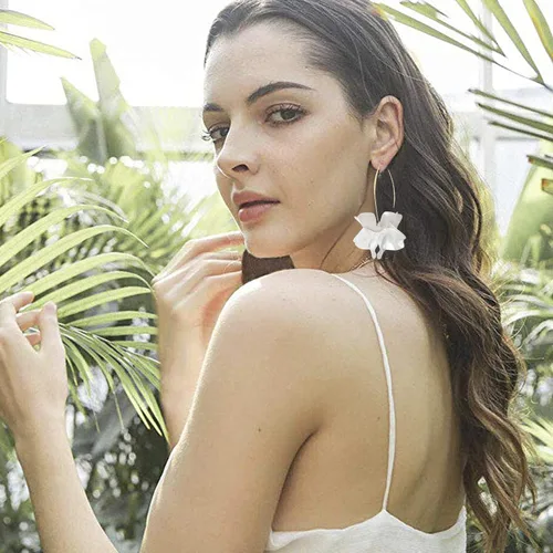 Vista 6 de D.Rosse Aretes bohemios de resina con pétalos de rosa, aretes largos de acrílico escalonados, aretes de borla floral exagerados para mujeres y niñas