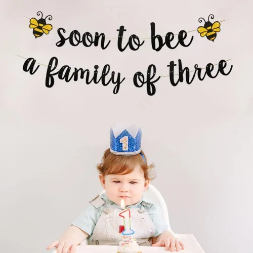Vista 3 de KUNGOON Cartel de bienvenida para fiesta de bebé con texto en inglés «Soon To Bee a Family of Thres», baby shower con temática de abejorro