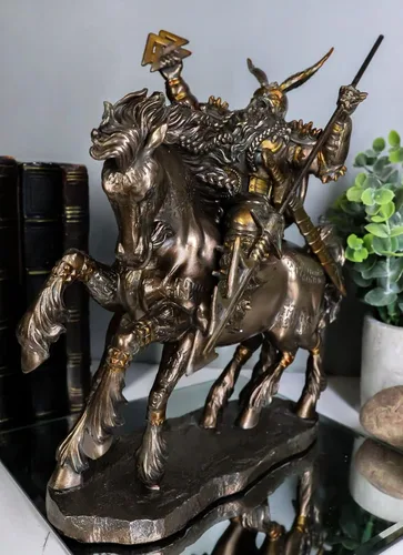 Vista 6 de Ebros Gift Dios vikingo nórdico grito de batalla Alfather Odin montando en Sleipnir to Hel Figurine 9" L Gods of Mythology Asgard Padre of Thor