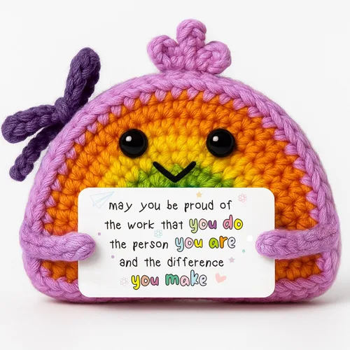 Vista 9 de Muñeca de ganchillo arcoíris positiva hecha a mano con tarjeta de aliento - Decoración inspiradora para escritorio, oficina y hogar - Regalo