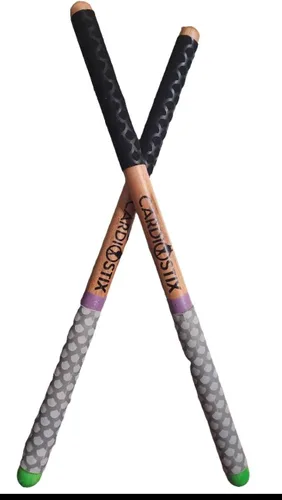 Vista 4 de CardioStix Baquetas de cardio de madera de nogal americano con peso de 4.5 onzas por juego (1 par) con empuñaduras negras Batería, fitness, clase