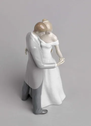 Vista 5 de LLADRÓ Figura de porcelana de una pareja de bodas unidos para siempre. boda decorativa del novio y la novia en porcelana brillante.