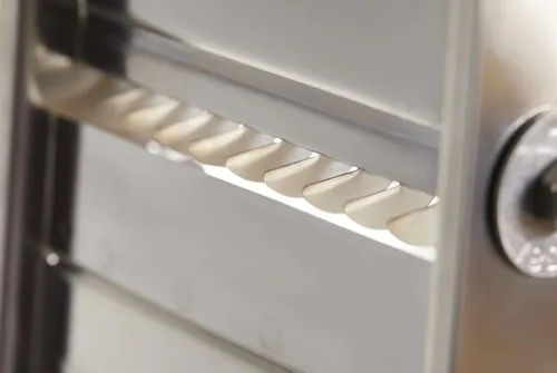 Vista 6 de Soro Essentials - Cortador de alimentos de mandolina ajustable de acero inoxidable con 2 cuchillas de protección de mano de seguridad- Cortador