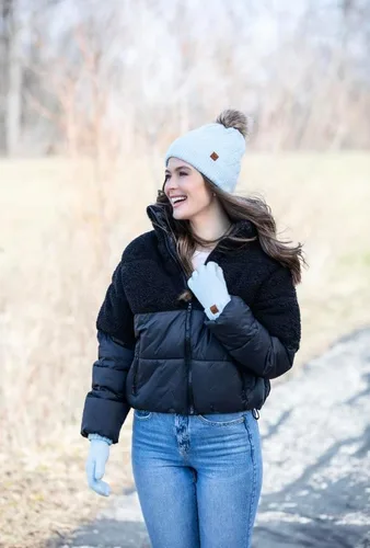 Vista 8 de Britt's Knits Gorro de punto cálido para mujer, con forro de felpa, pompón para clima frío