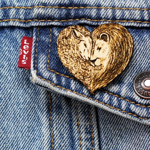 Vista 2 de Pin de madera hecho a mano con corazón de león y cordero en la tierra