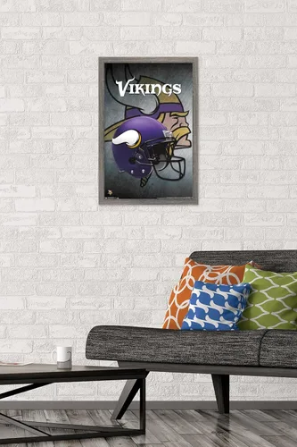 Vista 2 de Trends International NFL Minnesota VIkings - Póster de pared con casco 16, 14.725 x 22.375 pulgadas, versión enmarcada de madera de granero Versión