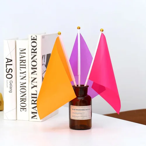 Vista 4 de Paquete de 50 banderas de color sólido, pequeñas banderas de mano pequeñas, juego de banderas blancas, negras, amarillas, naranjas, azules, moradas