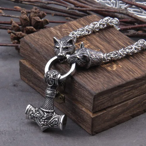 Vista 2 de Cabeza de lobo de acero inoxidable con collar de cadena hecho a mano, collar vikingo de martillo mjolnir con caja de madera como regalo de novio