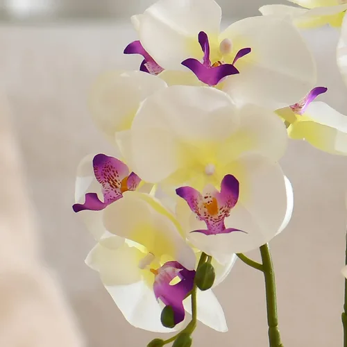 Vista 2 de Planta de orquídea artificial grande en maceta, arreglo floral de seda con jarrón de cerámica, color blanco