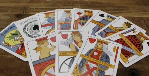 Vista 2 de Juego de cartas, barniz Murphy, rojo