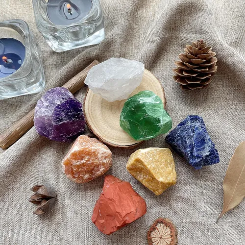Vista 4 de Caja de regalo de 7 piedras de chakra y cristales curativos, 7 piedras crudas de primera calidad, amatista, cristal transparente, con bolsa
