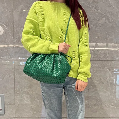 Vista 2 de NAARIIAN Bolsa de dumpling, bolso de mano para mujer, bolso de hombro para mujer, bolso de mano de diseñador de nube, bolso tejido de piel sintética