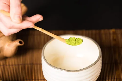 Vista 5 de Chashaku japonés 2 piezas x cuchara de bambú matcha (bambú dorado y negro) para medir el polvo de té verde Matcha Cuchara para ceremonia de té