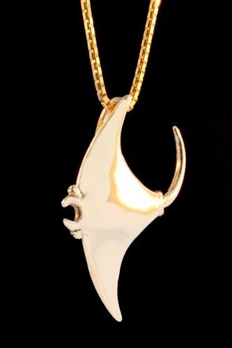 Vista 3 de Manta Ray Ocean Collar Colgante de 14 quilates con dije de mantarraya de oro