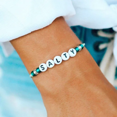 Vista 3 de Pura Vida BabeSaltyLoverBoss - Pulsera de cuentas del alfabeto - Banda impermeable