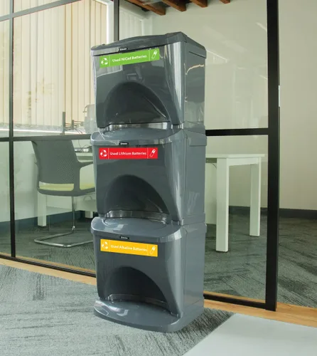 Vista 3 de Nexus Stack - Contenedor de reciclaje de batería de 24 G (gris oscuro, variedad de calcomanías de reciclaje de baterías), contenedores compactos