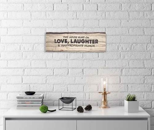 Vista 5 de Decoración de pared con citas en lienzo estirado, con texto en inglés «This House Runs On Love, Laughter & Inappropriate Humor», decoración de pared