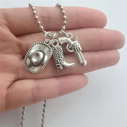 Vista 2 de Collar de sombrero de vaquero y bota, colgante con dije de pistola genial, collar largo para hombre y mujer, estilo occidental, joyería de vaquera