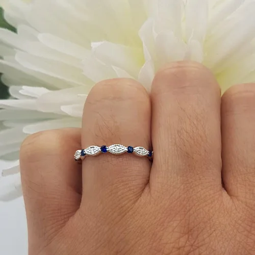 Vista 4 de Anillo apilable redondo de oro de 10 quilates con zafiro azul y diamante blanco para mujer