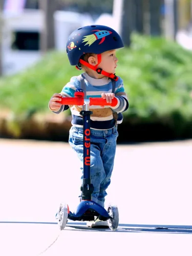 Vista 7 de Micro Kickboard - Mini Deluxe Scooter LED Plegable, 3 Ruedas, Inclinarse para Dirigir, Scooter Micro de Diseño Suizo con Ruedas LED que se Iluminan