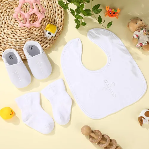 Vista 4 de Hicarer 5 piezas de regalos de bautismo para niños y niñas, incluyendo babero blanco bordado cruz babero bautizo zapatos y calcetines para bebé bebé
