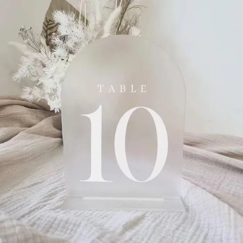 Vista 5 de Números de mesa de arco esmerilado para recepción de boda, paquete de 10 piezas de 5x7" Signos acrílicos de arco esmerilado con soporte, números