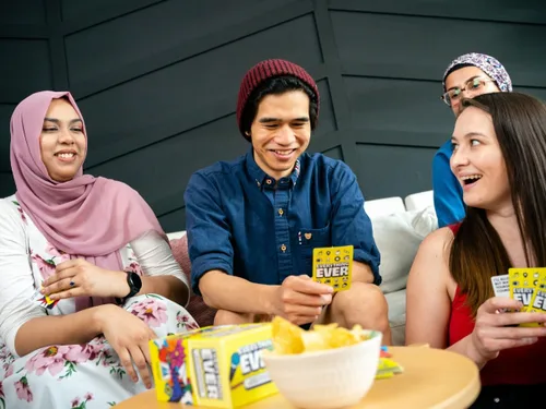 Vista 4 de Juego de cartas Everything Ever Divertidos juegos familiares para adultos, adolescentes y niños Divertido juego de fiesta rápido 20 minutos