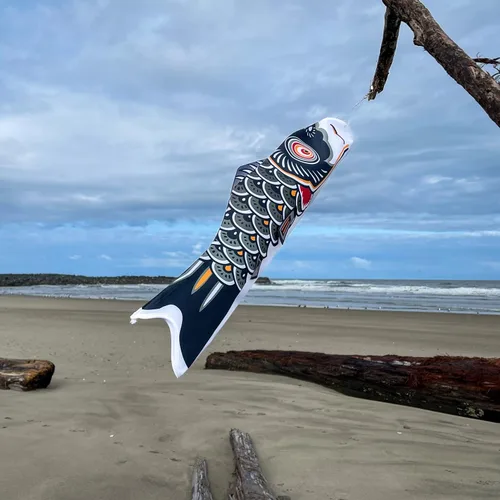 Vista 2 de En la brisa peces koi Windsock, 24 pulgadas, Negro