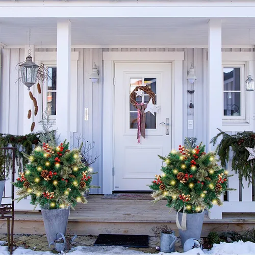 Vista 3 de Glintoper Relleno de urna de Navidad artificial iluminada, pinos de Navidad preiluminados con conos, bayas doradas y rojas, estaca de trípode y 60