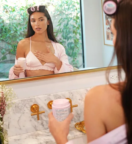 Vista 3 de Truly Beauty Soft Serve After Shave Plump Cream Crema hidratante y voluminosa para suavidad después del afeitado Con ácido hialurónico