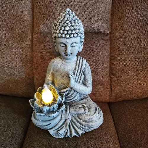 Vista 7 de Estatua Solar de Buda - Escultura Zen para Exteriores con Luz LED de Loto Parpadeante - Regalo de Decoración de Jardín Impermeable - 11.81 Pulgadas