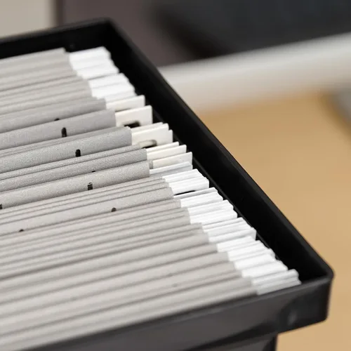 Vista 5 de IRIS USA Caja de archivos de escritorio portátil mediana con tapa abierta, paquete de 6, asas laterales, pestañas e insertos, carpetas de archivos