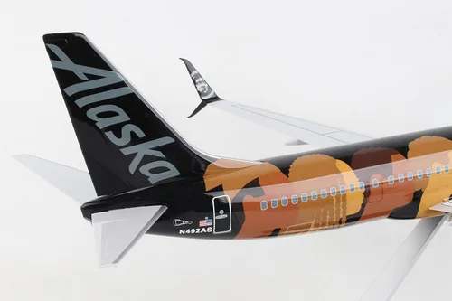 Vista 6 de Skymarks Daron Alaska 737-900ER Compromiso 1/100 con madera y engranaje SKR8287