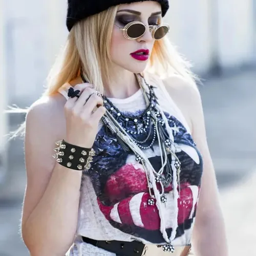 Vista 5 de 2 pulseras exageradas de piel sintética negra con remaches con tachuelas, pulsera ancha gótica punk rock estilo joyería para hombres y mujeres
