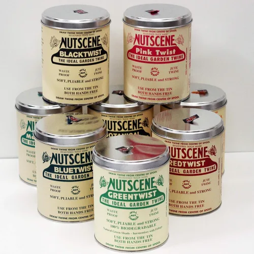 Vista 5 de NUTSCENE Lata Icónica (Lata de Cordel) con Su Cordel de Yute Escocés Tradicional y Agujero en la Parte Superior para Fácil Dispensación. 14