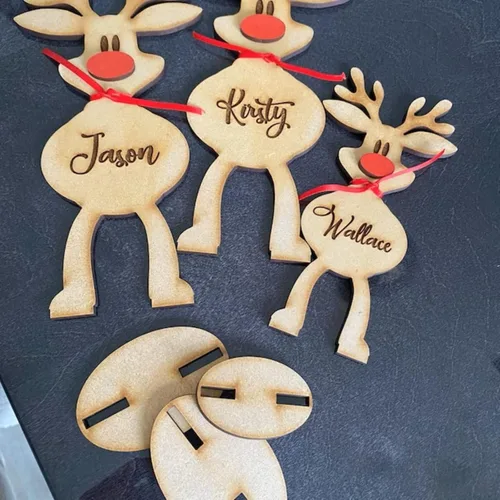 Vista 6 de Adornos de Navidad personalizados, adorno de mesa de madera de reno independiente, letrero de madera personalizado, nombre de miembro de la familia
