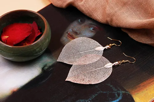 Vista 26 de Joyas de hoja de oro rosa y plata para mujer. Pendientes de hoja natural y collares circulares colgantes. Elegantes conjuntos de joyas colgantes.