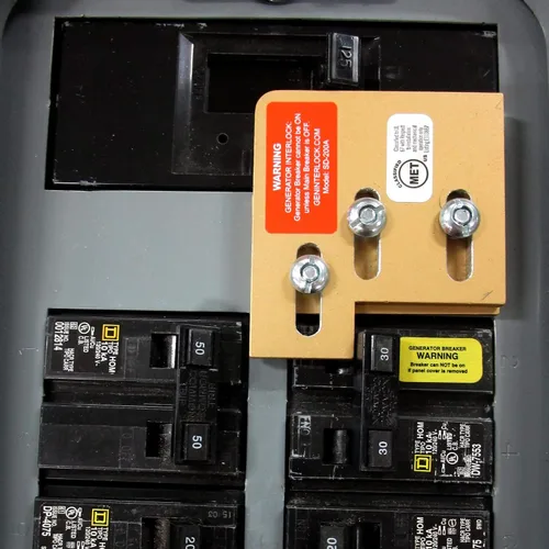 Vista 3 de GenInterlock SD-200A Kit de bloqueo para paneles eléctricos Square D para uso seguro de energía portátil al aire libre durante cortes de energía