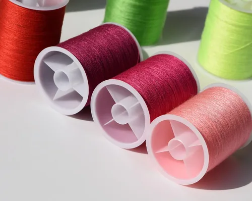 Vista 4 de Kit de 30 carretes de hilo de coser de alta calidad (2300Y) de 42 colores, excelente poliéster para bordados o coser a máquina, kit de coser, hilo