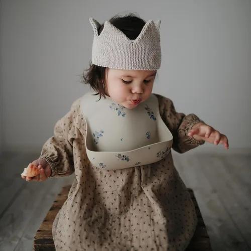 Vista 136 de Mushie - Babero de silicona para bebé, ajustable y resistente al agua (abejas) De 4 a 24 meses, lavable a máquina, correa ajustable