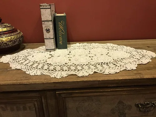 Vista 4 de Pasillos de mesa de algodón de ganchillo hechos a mano, color beige, bufandas ovaladas, 16 x 27 pulgadas.