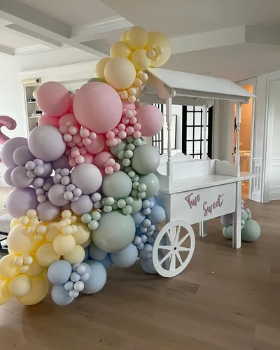 Vista 3 de Kit de arco de globos pastel arcoíris con globos de colores surtidos, guirnalda de globos pastel, globos de fiesta pastel, azul pastel, rosa, verde