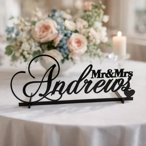 Vista 3 de Letrero personalizado de mesa de boda con corazón con apellido personalizado, centro de mesa de novia independiente acrílico o madera, 13.1 x 5