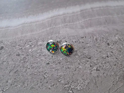 Vista 4 de Pendientes de confeti rellenos de ópalo de fuego negro con piedra natal de octubre de acero inoxidable